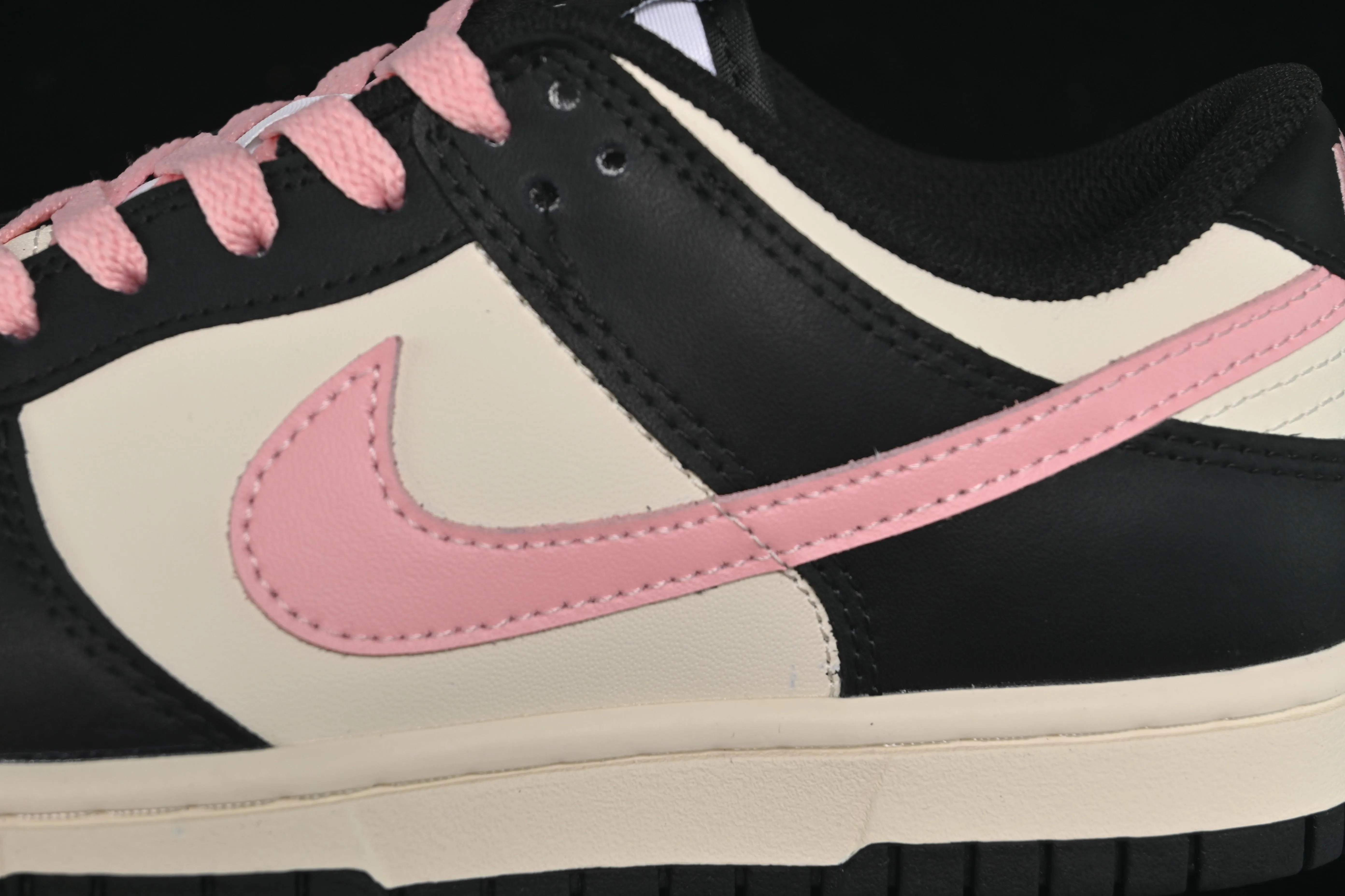 All Categories Nk SB Dunk Series Nk SB Dunk Low Low-top sneakers Nike SB Dunk Low White, black and pink color Low-top casual sneakers DD1391-100